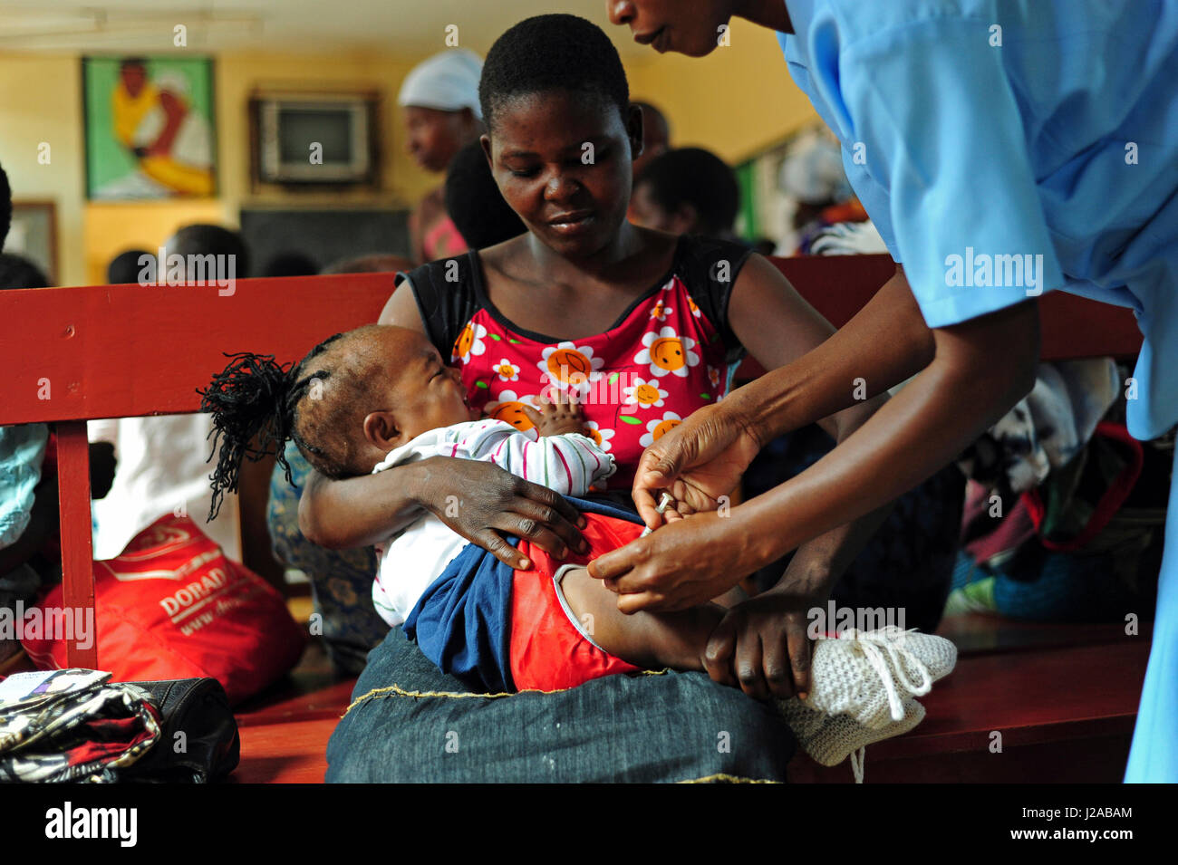 Malawi, Nordregion, Rumphi (erste immunisierten Kind) Zione Gondwe hält Austin Gondwe, vierten Monat alt Kind, wie er am Kreiskrankenhaus Rumphi impfen. Stockfoto