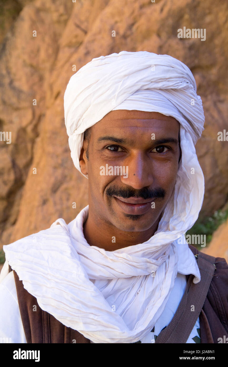 Marokko, Souss-Massa-Draa, Todra Schlucht, Beispiel der marokkanischen Mann trägt einen weißen marokkanische Shesh (Tuareg Turban). (Nur zur redaktionellen Verwendung) Stockfoto