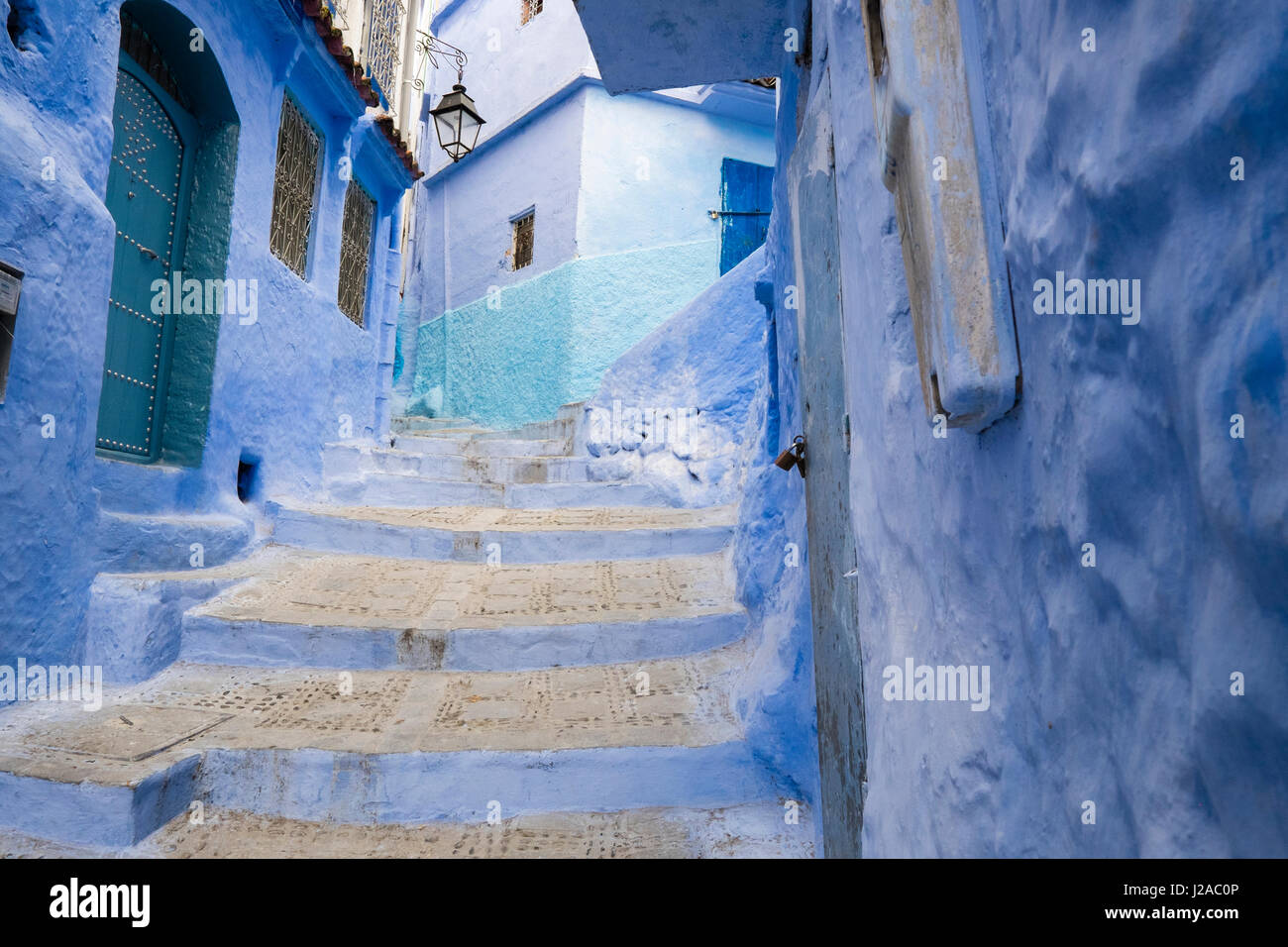 Marokko, Chefchaouen oder Chaouen. Es wird am meisten gemerkt für seine kleinen schmalen Straßen und Stadtteile gemalt unterschiedlichsten Farben blau. Stockfoto
