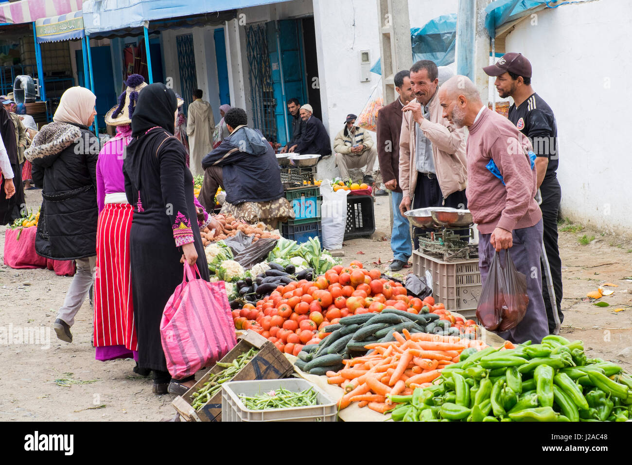 Marokko, Chefchaouen oder Chaouen ist bekannt für seine engen Gassen. Gemüsemarkt. (Nur zur redaktionellen Verwendung) Stockfoto