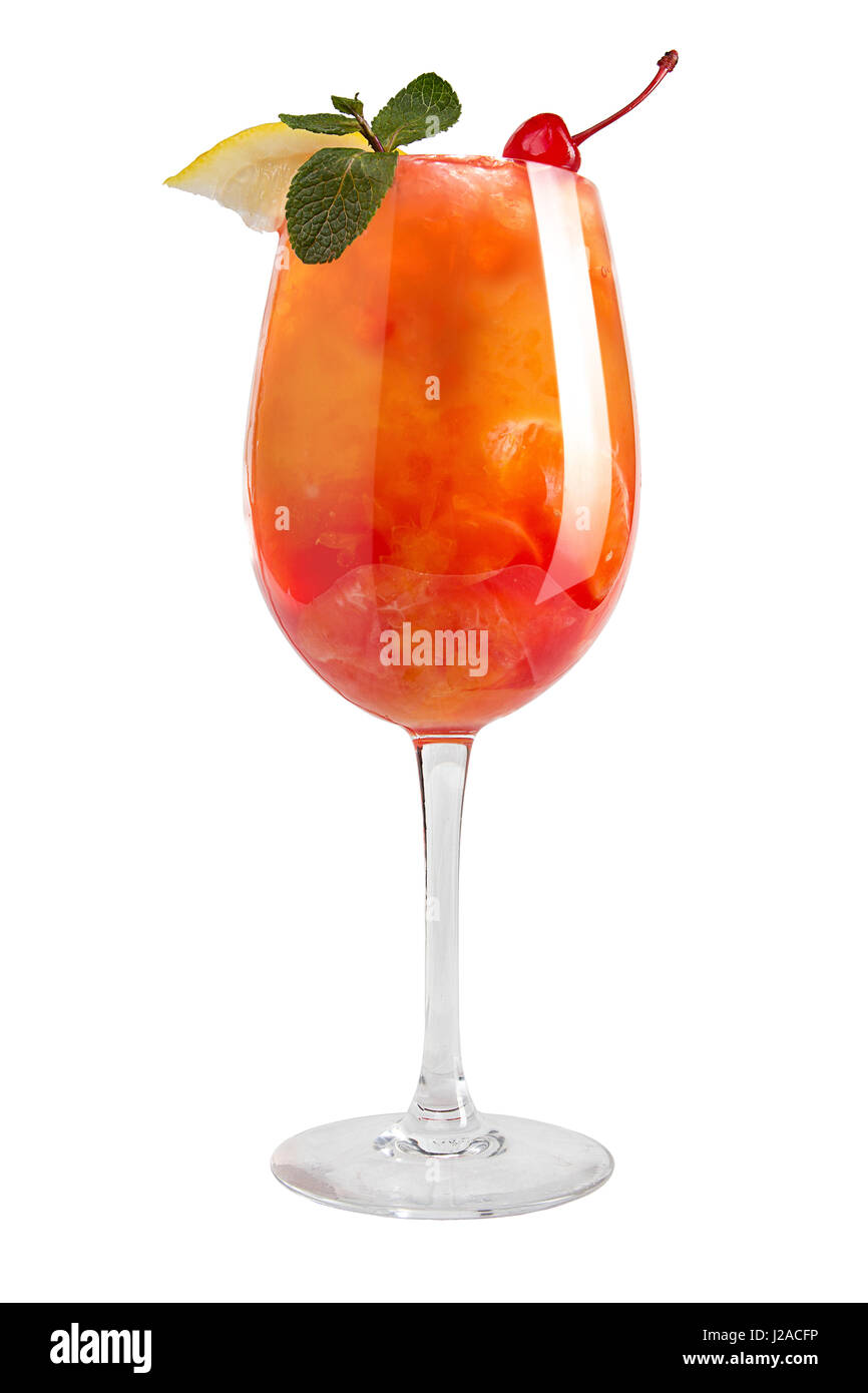 Alkoholischer cocktail mit Fruchtsaft und Maraschino Cherry rot Stockfoto