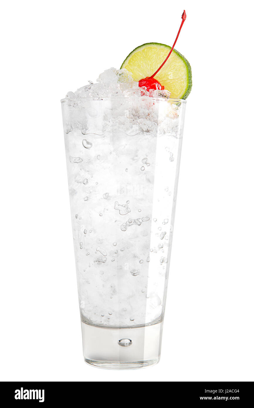 Erfrischenden cocktail mit Eis und einer Scheibe Limette und Maraschino-Kirsche Stockfoto
