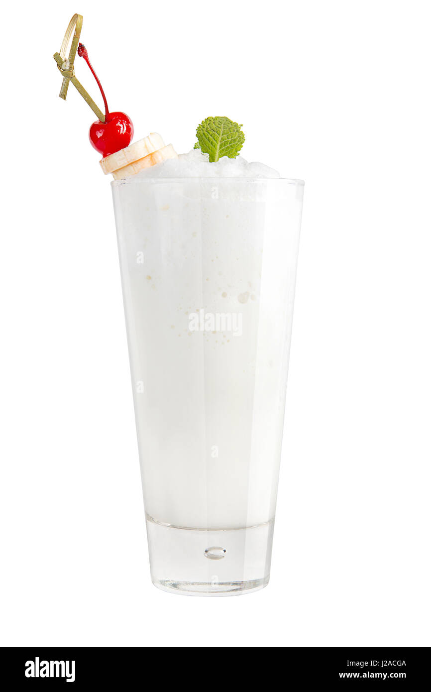 Milchshake mit Banane und Cocktailkirsche auf weißem Hintergrund Stockfoto