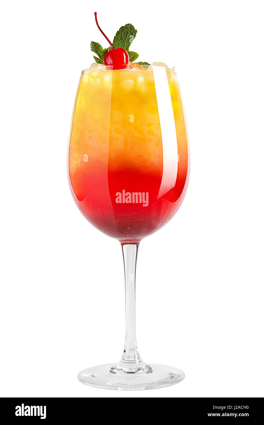 Erfrischenden cocktail mit Minze und Maraschino-Kirsche Dekor auf weißem Hintergrund Stockfoto
