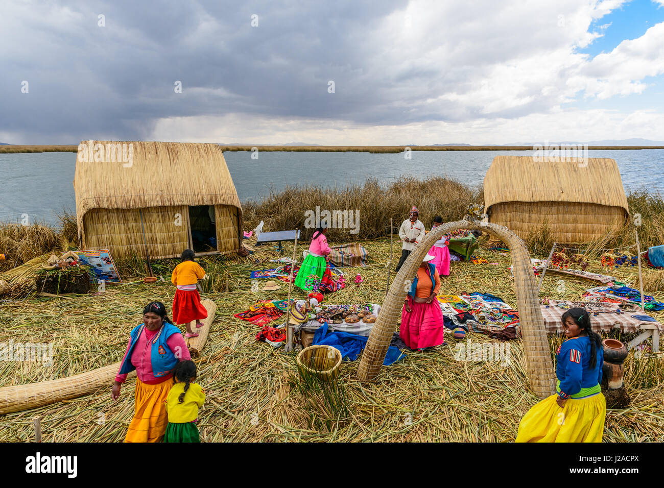 Peru, Puno, Bootsfahrt zu den Uros, die auf schwimmenden Inseln aus Schilf am See Leben. Sie Leben von Landwirtschaft und Tourismus Stockfoto