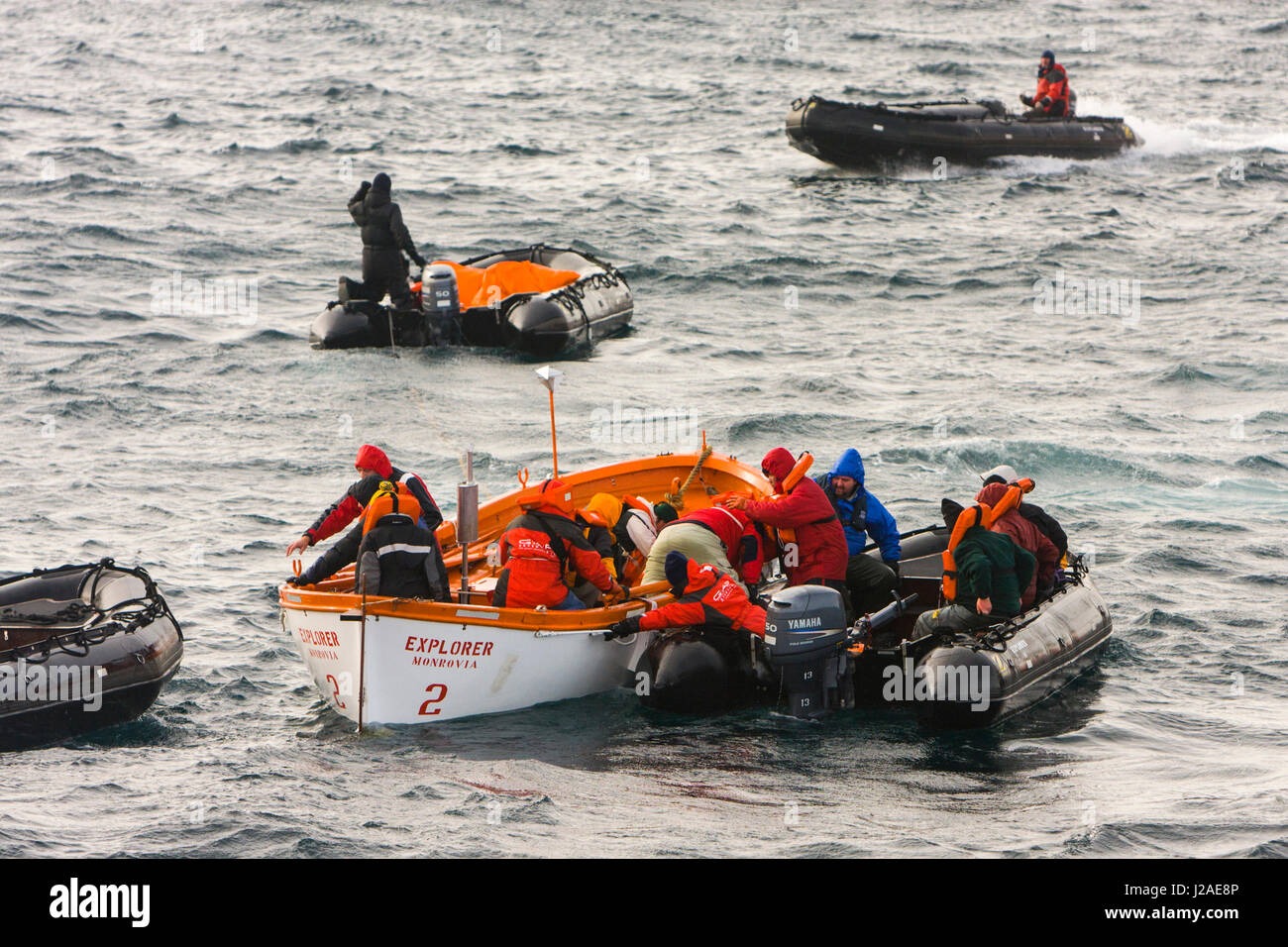 Bransfield Strait, Antarktis. Historisches Foto der ersten antarktischen touristischen Schiff MS Explorer (kleine rote Schiff) Untergang November 23. 2007. Stockfoto