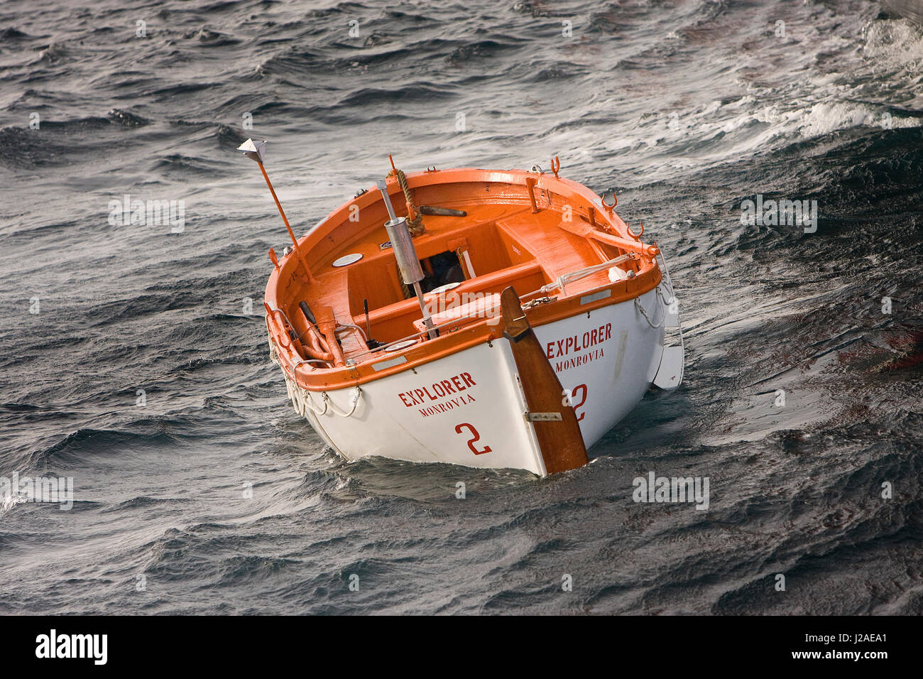 Bransfield Strait, Antarktis. Historisches Foto der ersten antarktischen touristischen Schiff MS Explorer (kleine rote Schiff) Untergang November 23. 2007. Stockfoto