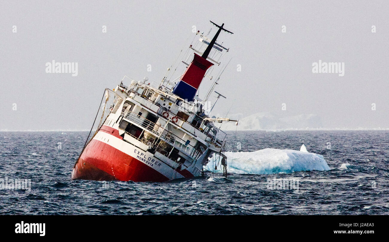 Bransfield Strait, Antarktis. Historisches Foto der ersten antarktischen touristischen Schiff im Explorer (kleine rote Schiff) Untergang November 23. 2007. Stockfoto