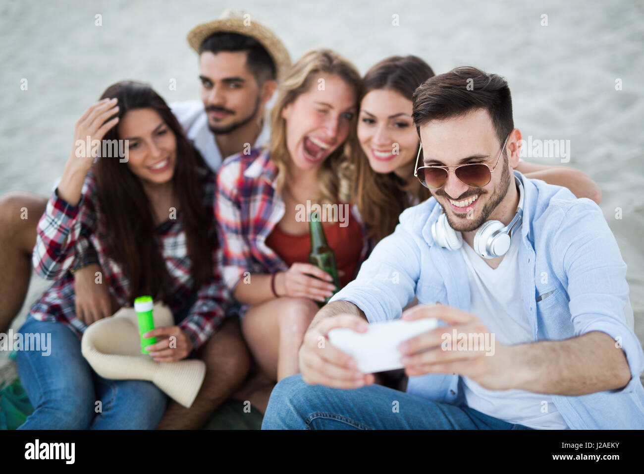 Glückliche Freunde feiern und Spaß am Strand im Sommer Stockfoto