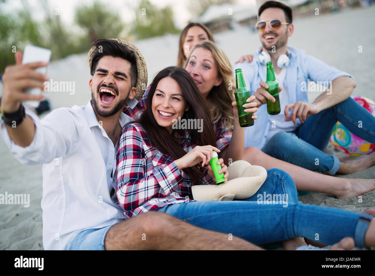 Glückliche Freunde feiern und Spaß am Strand im Sommer Stockfoto