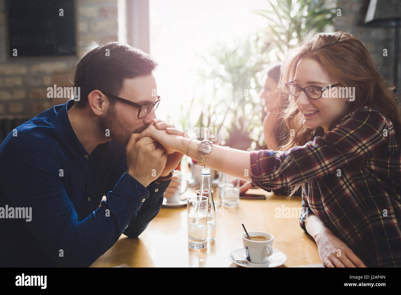 Wunderschöne Brautpaar flirten und dating im restaurant Stockfoto
