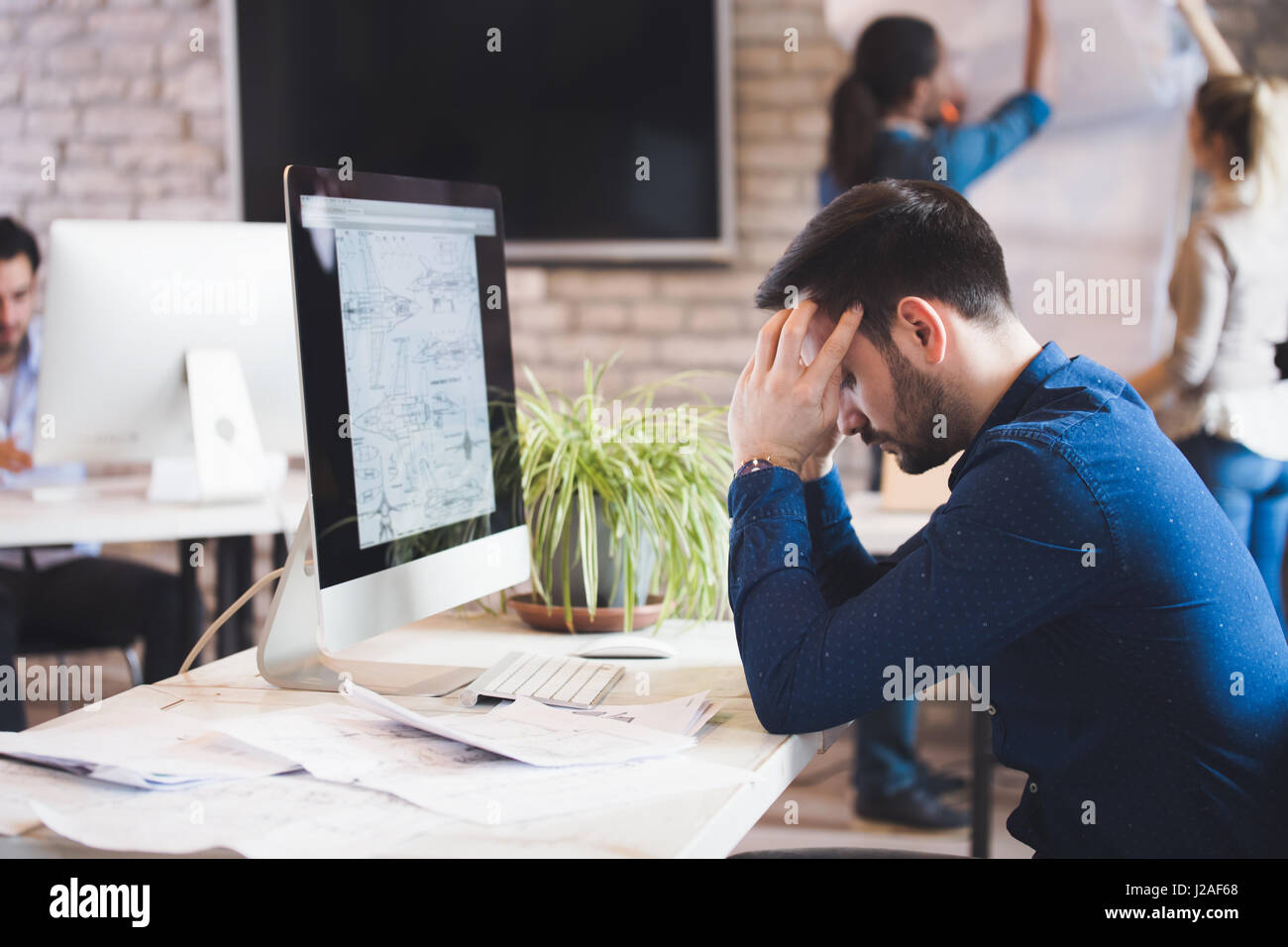 Nachdenklich überarbeitet schön Architekt an corporate Projekt arbeiten Stockfoto