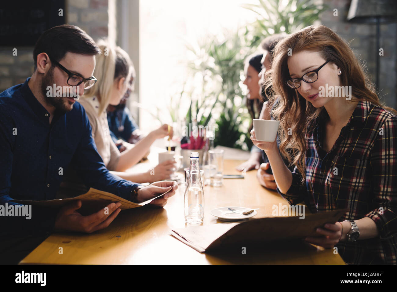Gruppe von glücklich Geschäftsleuten zusammen Essen im restaurant Stockfoto
