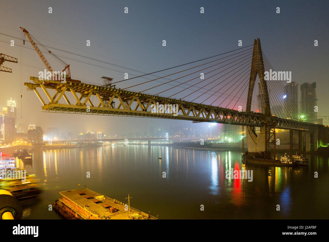 Chongqing, China Bau massive neue Dongshuimen-Brücke über den Jangtse am dunstig Herbstnacht Stockfoto