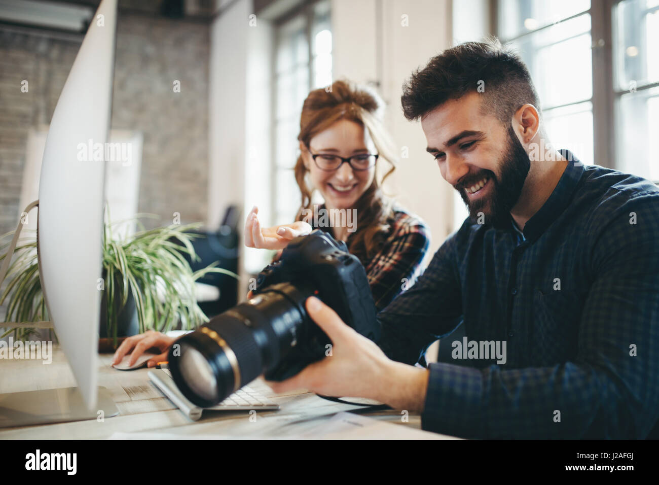 Unternehmen-Foto-Editor und Fotograf gemeinsam im Büro Stockfoto