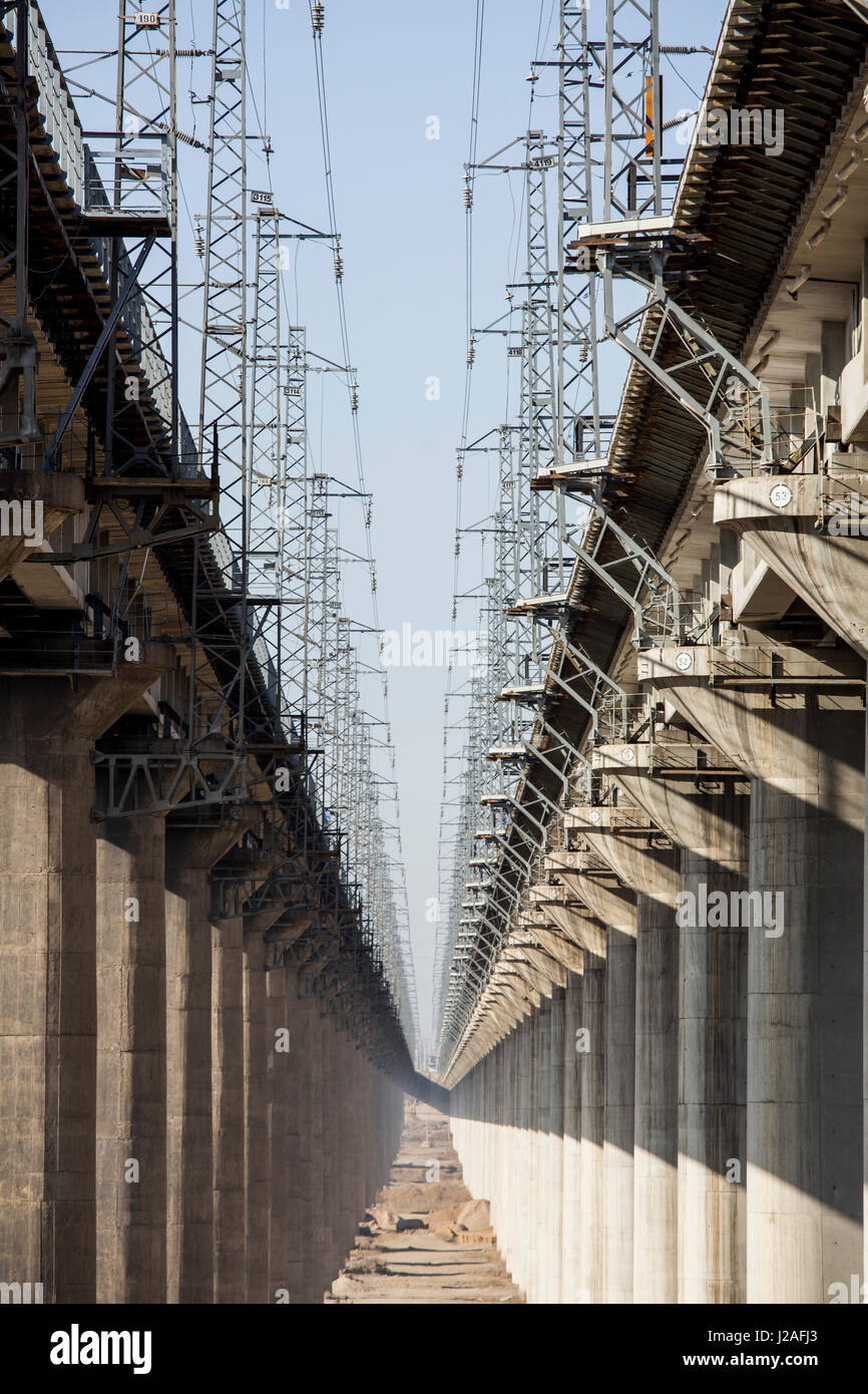 China, Provinz Shanxi, Datong, parallele Linien von Betonstützen erhöhten high-Speed-Gleise Stockfoto
