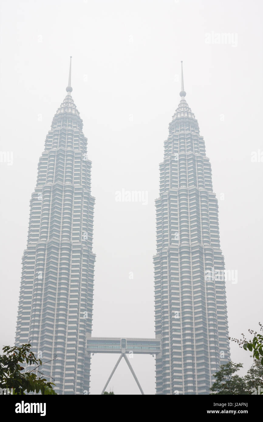 Blick auf die Petronas Twin Towers an einem trüben Tag. Die Haze ist die von indonesischen Waldbrände verursacht. Kuala Lumpur, Malaysia. Stockfoto