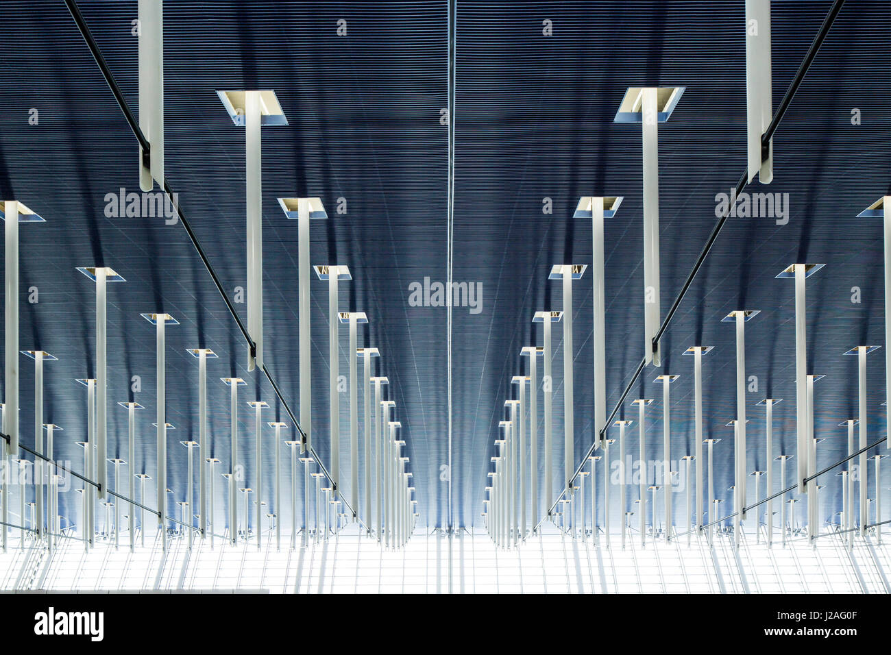 China, Shanghai, Trägerelemente und Dach in höhlenartigen innere am Pudong International Airport Terminal 2. Stockfoto