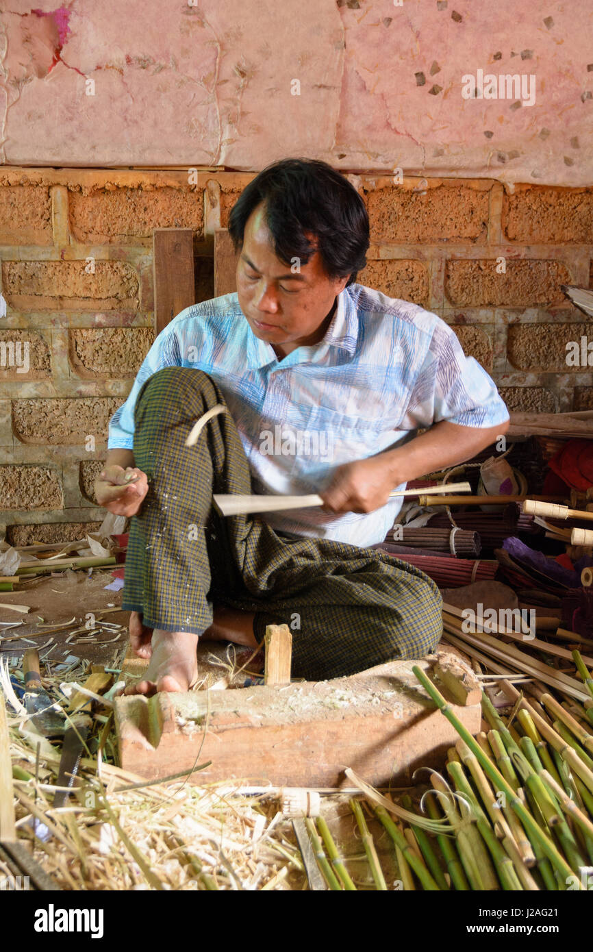 Myanmar (Burma), Shan, Pindaya, Herstellung von Sonnenschirmen Stockfoto