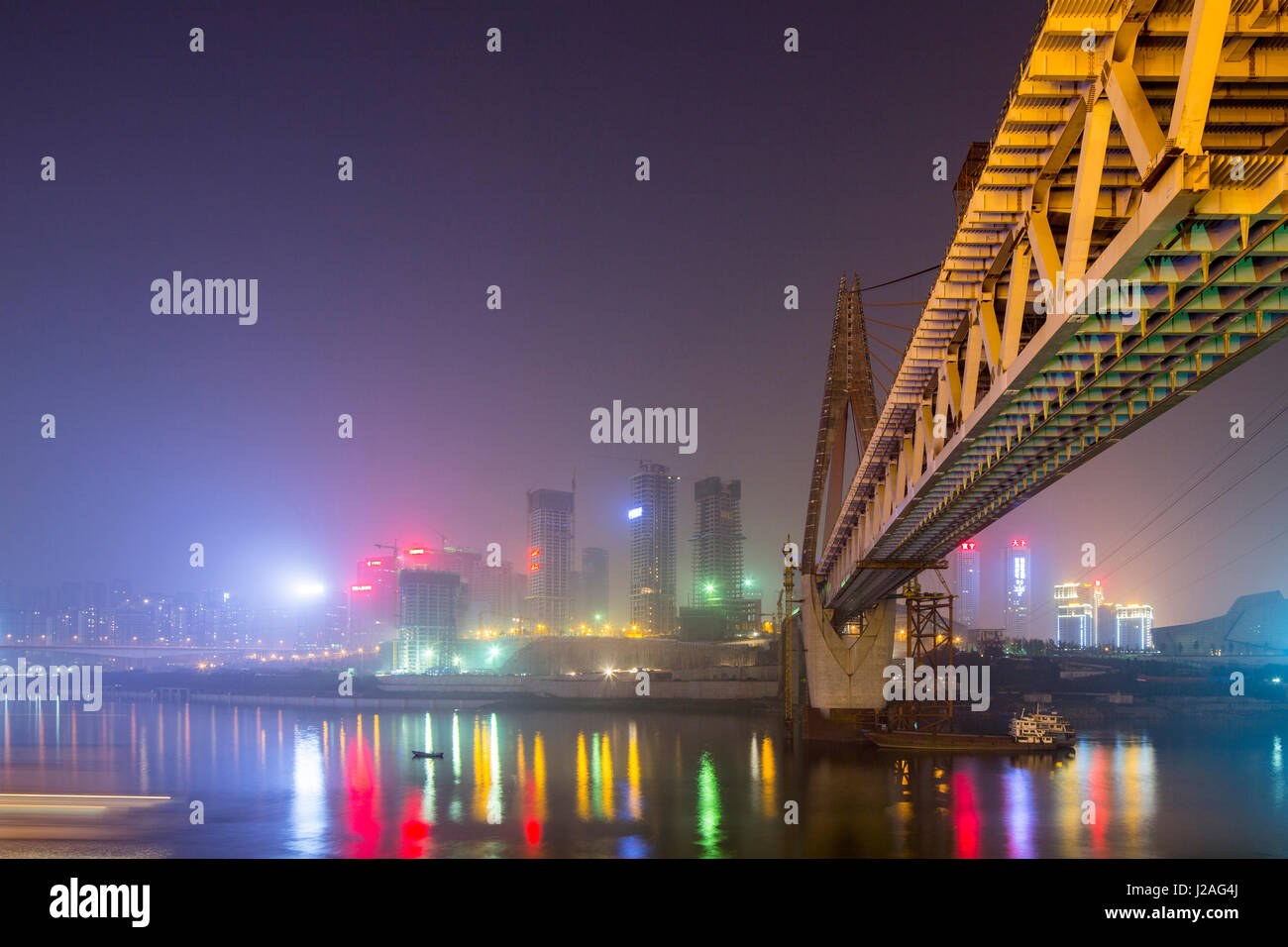 Chongqing, China Bau massive neue Dongshuimen-Brücke über den Jangtse am dunstig Herbstnacht Stockfoto