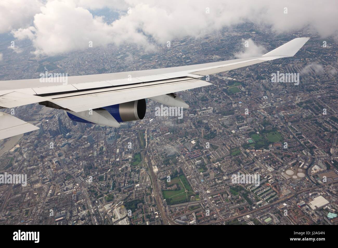 Flügel eines Jets überfahren nordöstlich von London auf dem Weg zum Flughafen Heathrow. Stockfoto