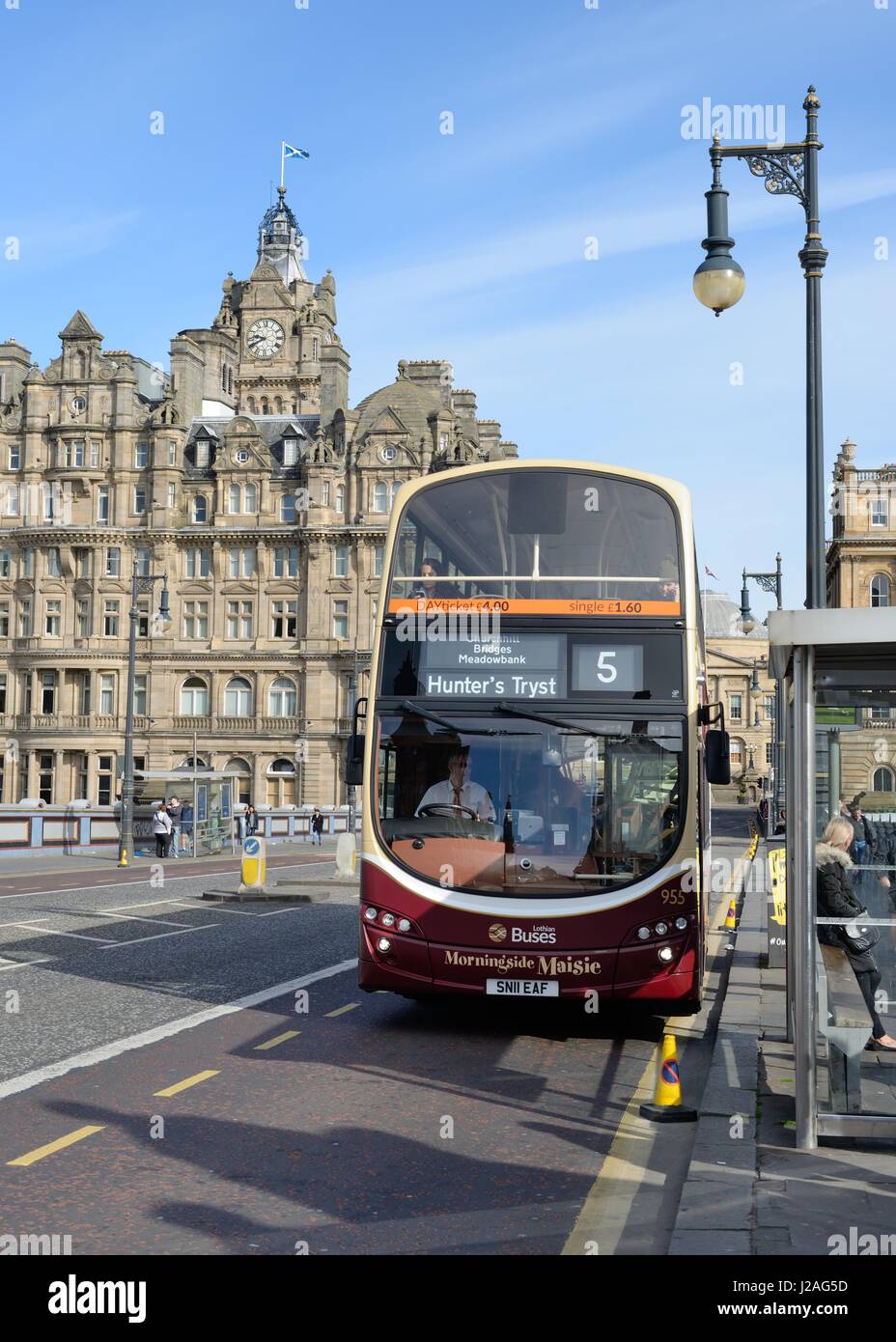 Ein Edinburgh-Doppeldecker-Bus Nord-Brücke mit dem Balmoral Hotel nach hinten in Schottland, Großbritannien Stockfoto
