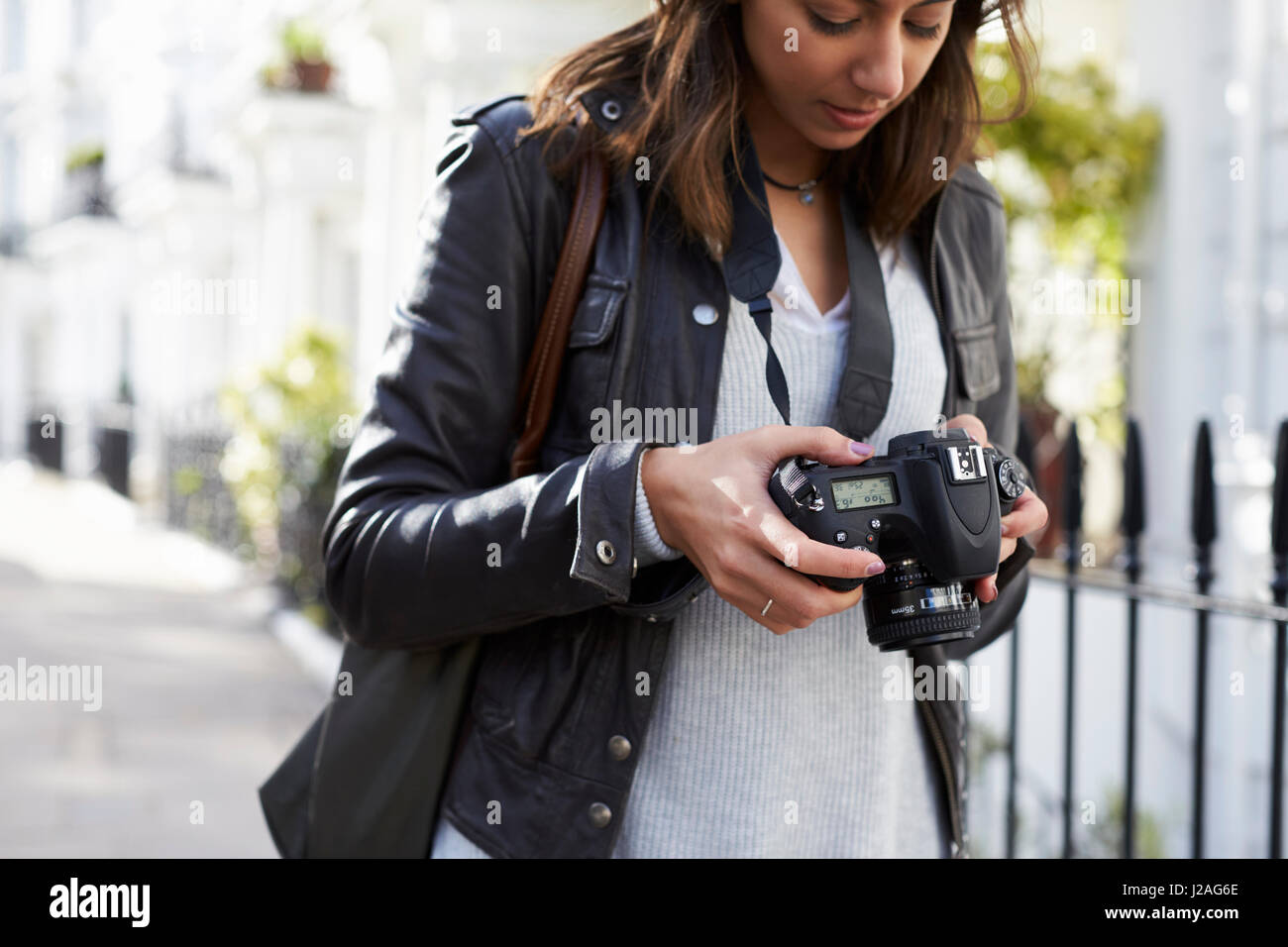 Frau auf den Bildschirm von einer digitalen Kamera, Nahaufnahme Stockfoto