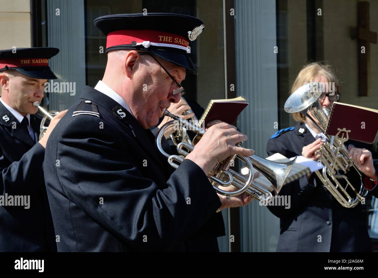 Heilsarmee-Brass-Band spielen im Freien in Edinburgh, Scotland, UK Stockfoto