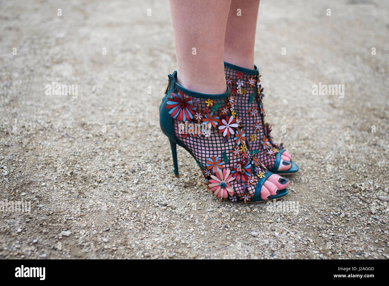 LONDON - Februar 2017: Niedrige Abschnitt Detail Frau mit offener Spitze Stiletto Heel Schuhe verziert mit Applikationen Blumen während der London Fashion Week, horizontal, Seitenansicht Stockfoto