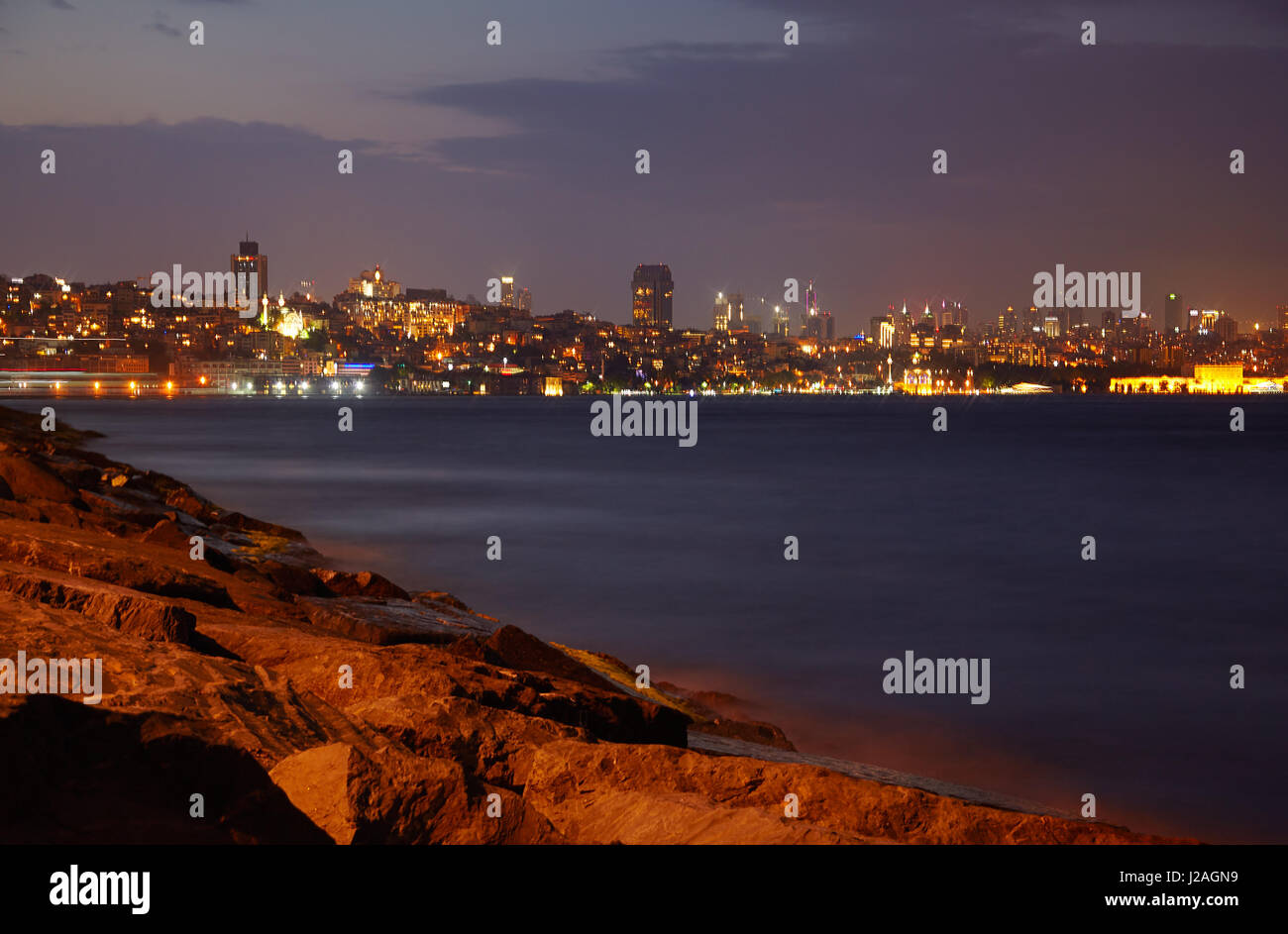 Nachtansicht des beleuchteten Beyoglu Bezirk Küste in Istanbul, Türkei Stockfoto