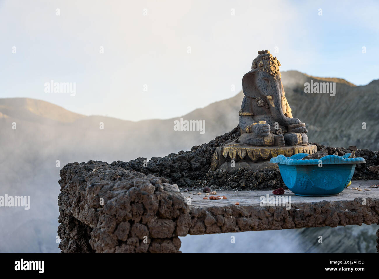 Indonesien, Java Timur, Probolinggo, auf den Krater des Bromo Felge, werfen Sie Opfer in den Krater auf eine hinduistische Ganesha Figur Stockfoto