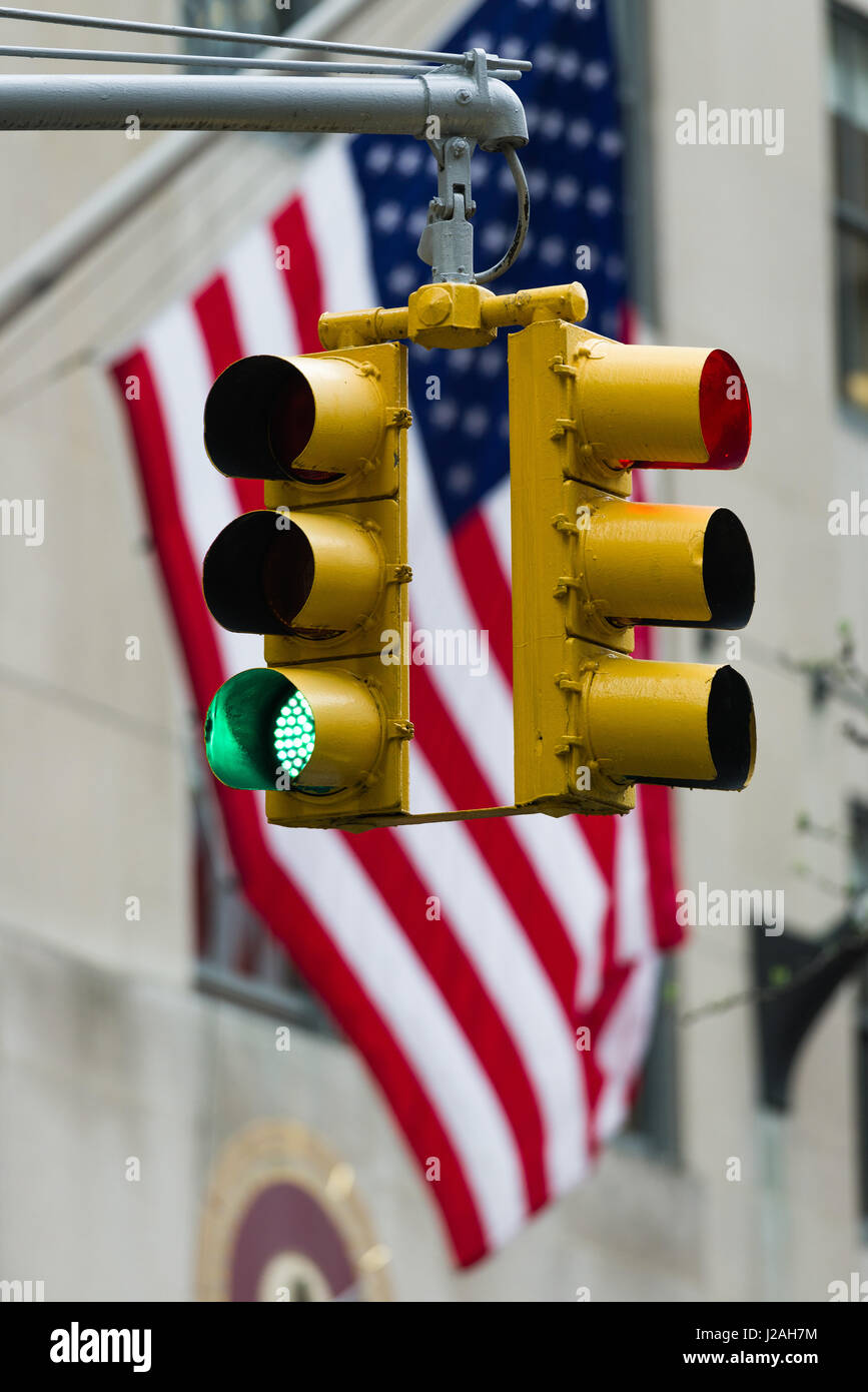 Grüne Ampel vor der amerikanischen Flagge, Einwanderung, Reisen und Netzneutralität Einschränkung Konzept Stockfoto