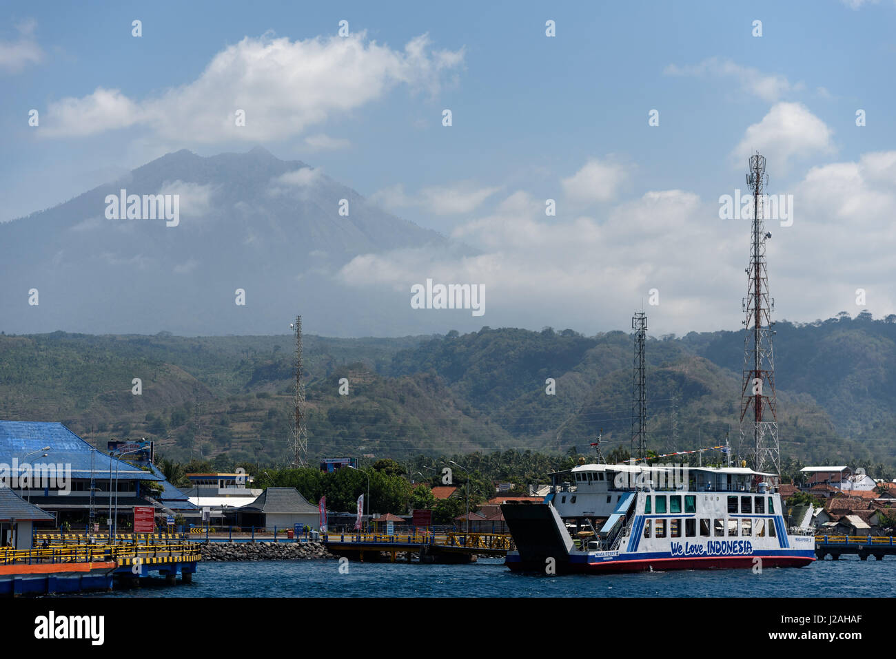 Indonesien, Java Timur, Kabanyan Banyuwangi Fähre mit Vulkan Ijen dahinter "We love Indonesien" Stockfoto