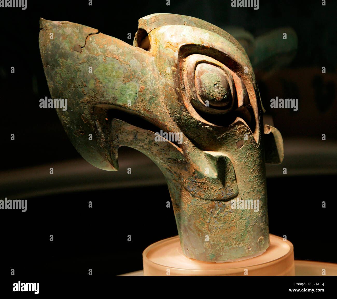 Groß, drei tausend Jahr alt Bronze Vogel Statue Sanxingdui drei Sterne Mound Museum Guanghan, Chengdu, Sichuan, China. Die Statuen wurden Carbon datiert auf den 11.-12. Jahrhundert v. Chr. Stockfoto