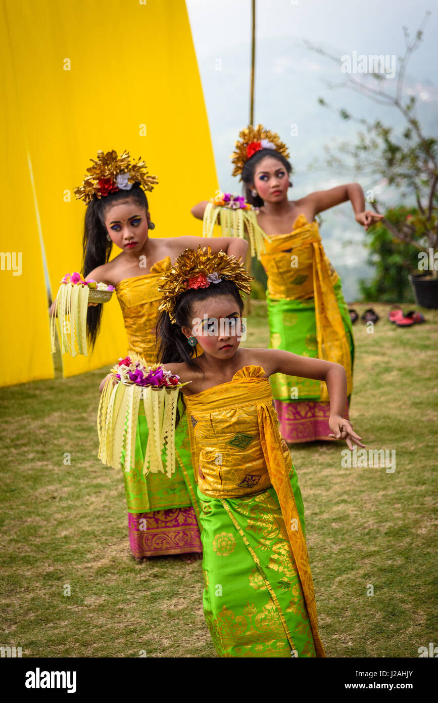 Indonesien, Bali, Kabul Buleleng, Leistung des Ramayana-Epos von der lokalen Tanz-Schule, begleitet von Gamelan-Schulorchester Stockfoto