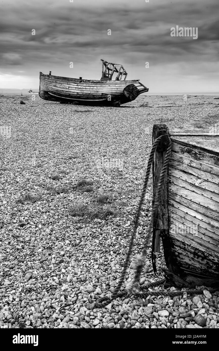 Verlassene verfallene Angelboote/Fischerboote auf Kies Strand Landschaft im Winter Stockfoto