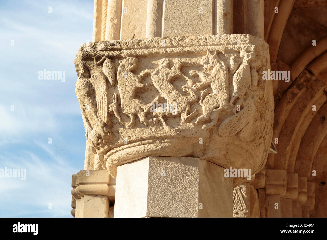 Georgien, Kutaissi. Schnitzereien von Kreaturen in einer Steinsäule an Bagrati-Kathedrale. Stockfoto