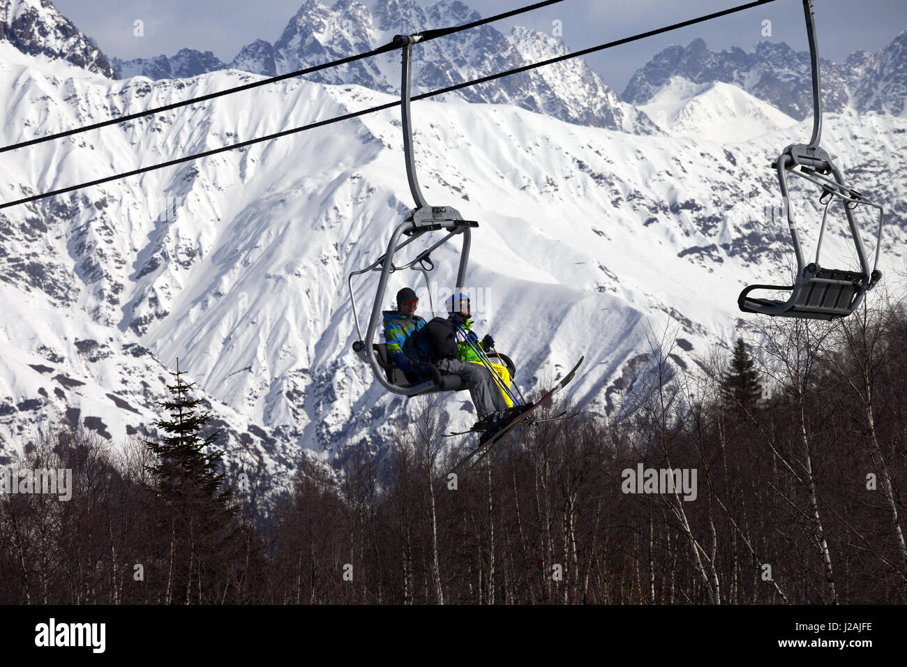 Vater und Tochter am Skilift am schönen sonnigen Tag. Kaukasus-Gebirge. Hatsvali, Svaneti Region Georgiens. Stockfoto