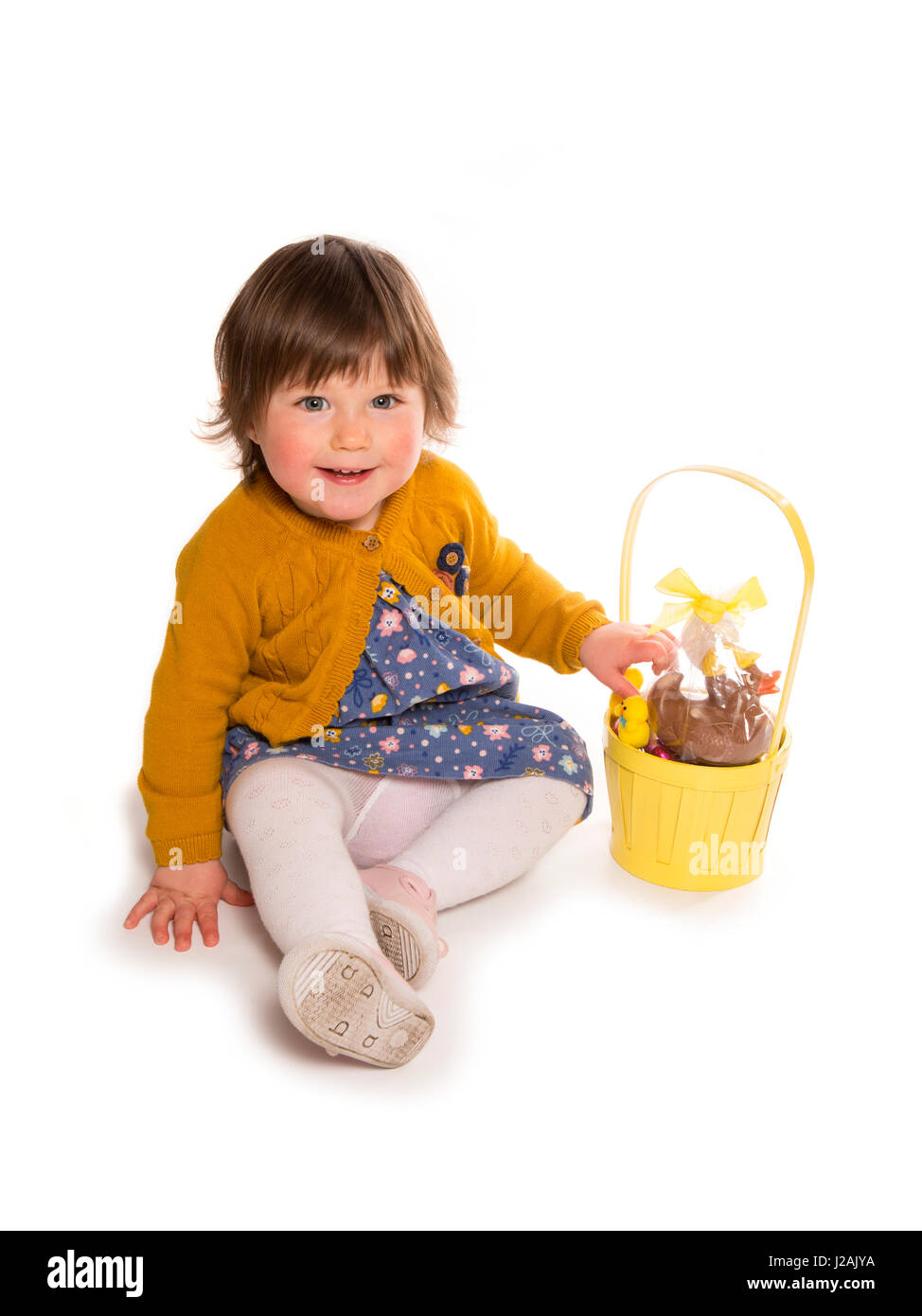 Kleinkind mit Ostern Korb Ausschnitt Stockfoto
