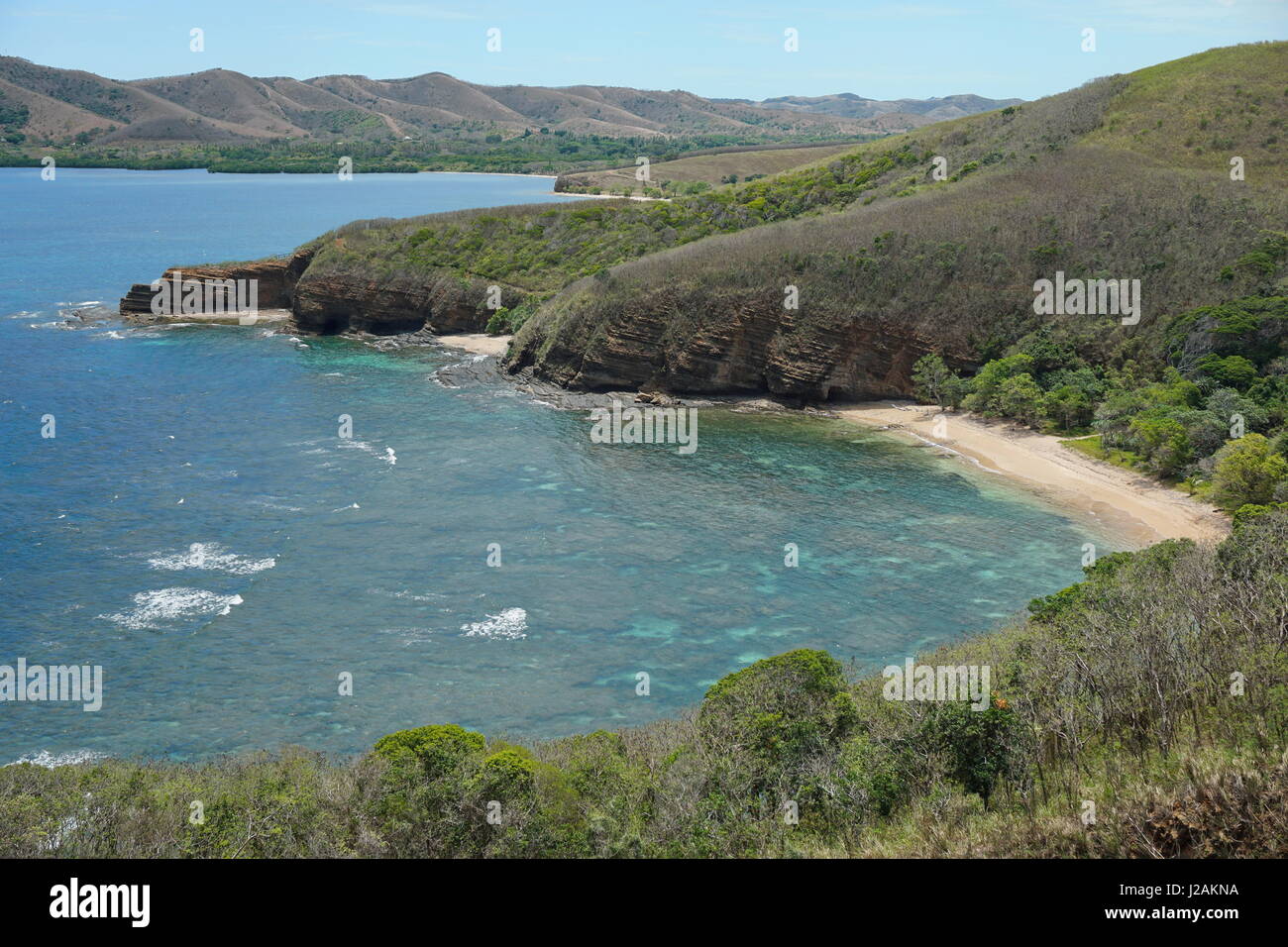 Küste mit Strand und Klippen in Neu-Kaledonien, Gouaro Bay, Insel Grande Terre, Bourail, Südpazifik Stockfoto