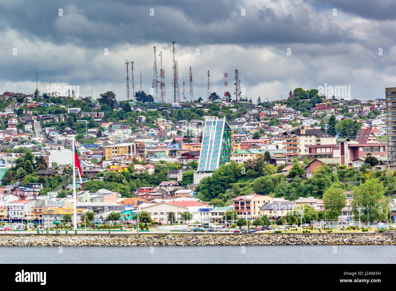 PUERTO MONTT, CHILE - NOVEMBER 2015. Kommunikationstürme dominieren die Skyline von Puerto Mont, Chile. Stockfoto