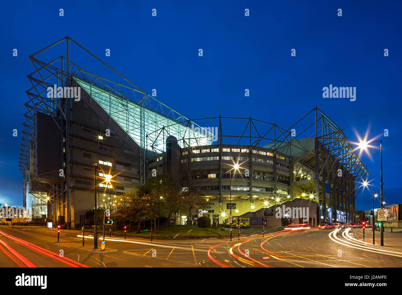 Eine Außenansicht bei Night of St James' Park Fußball Stadion, Newcastle Upon Tyne, England, Vereinigtes Königreich Stockfoto