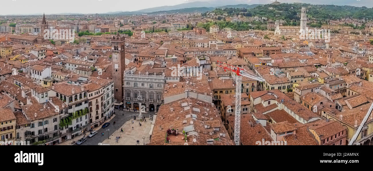 sehr schöne Luftaufnahme der Stadt Verona mit roten Dächern, Italien Stockfoto