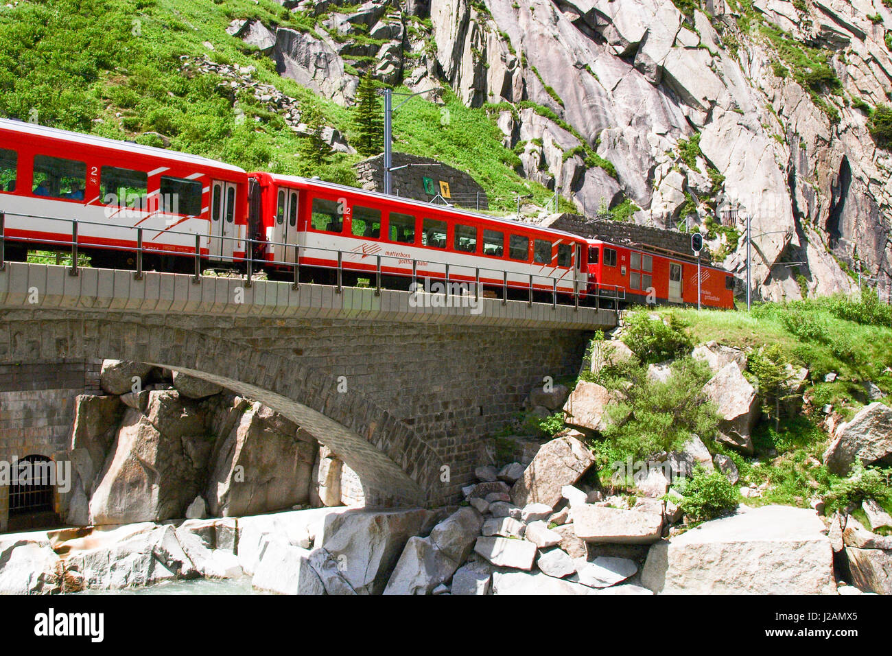 Andermatt, Schweiz - 28. Juni 2016: Schlucht Schöllenen, Durchfahrt des Zuges der Matterhorn-Gotthard-Bahn. Stockfoto