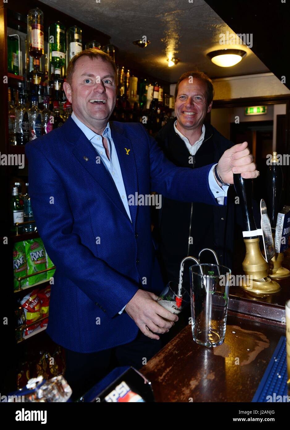 Sir Gary Verity von Welcome to Yorkshire mit Tour De France Direktor Christian Prudhomme (rechts) in einem Pub Tour De Yorkshire zu fördern. Stockfoto