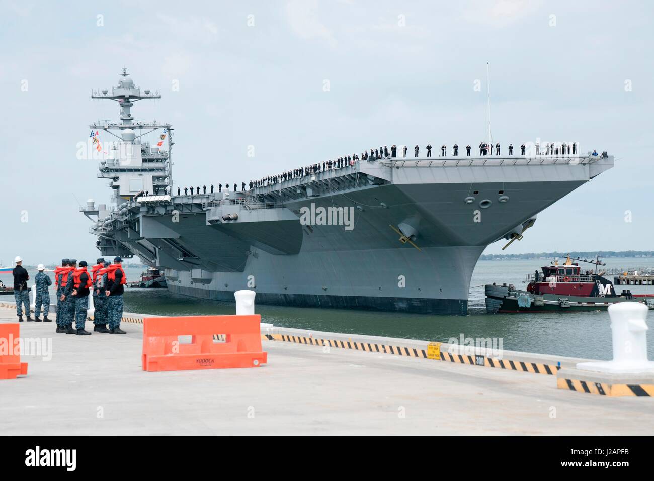 Der US-Marine Gerald R. Ford-Klasse-Flugzeugträger USS Gerald R. Ford kommt bei Naval Station Norfolk 14. April 2017 in Norfolk, Virginia.     (Foto von Christopher Lindahl / US Navy über Planetpix) Stockfoto