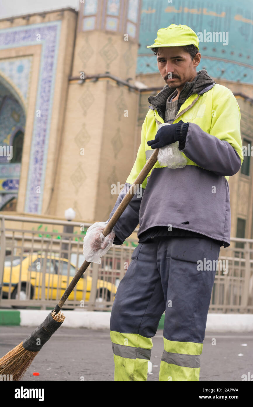 Tehran Provinz-IRAN-dem 1. Dezember 2016 ein Porträt von einem städtischen Straße sauberer Mann halten handgefertigte fegen Werkzeugs von behandschuhten Hand vor der Moschee Bui Stockfoto