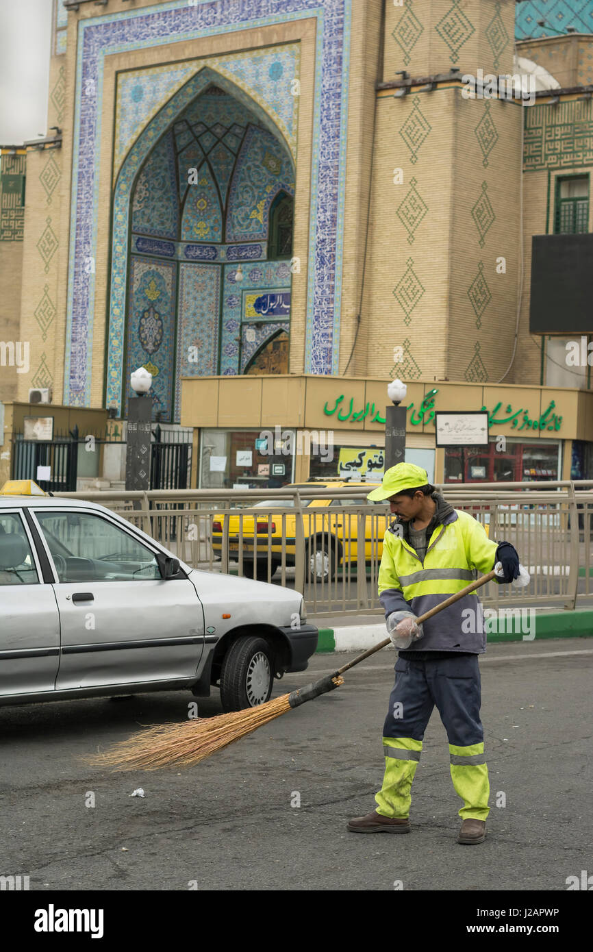 Tehran Provinz-IRAN-dem 1. Dezember 2016 ein Porträt von einem städtischen Straße sauberer Mann halten handgefertigte fegen Werkzeugs von behandschuhten Hand vor der Moschee Bui Stockfoto