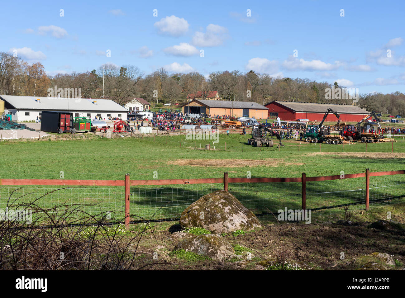 Brakne Hoby, Schweden - 22. April 2017: Dokumentation der öffentlichen Kleinbauern Tag. Die Landwirtschaftsschule Hof verwendet für das Ereignis aus der Ferne gesehen. Stockfoto