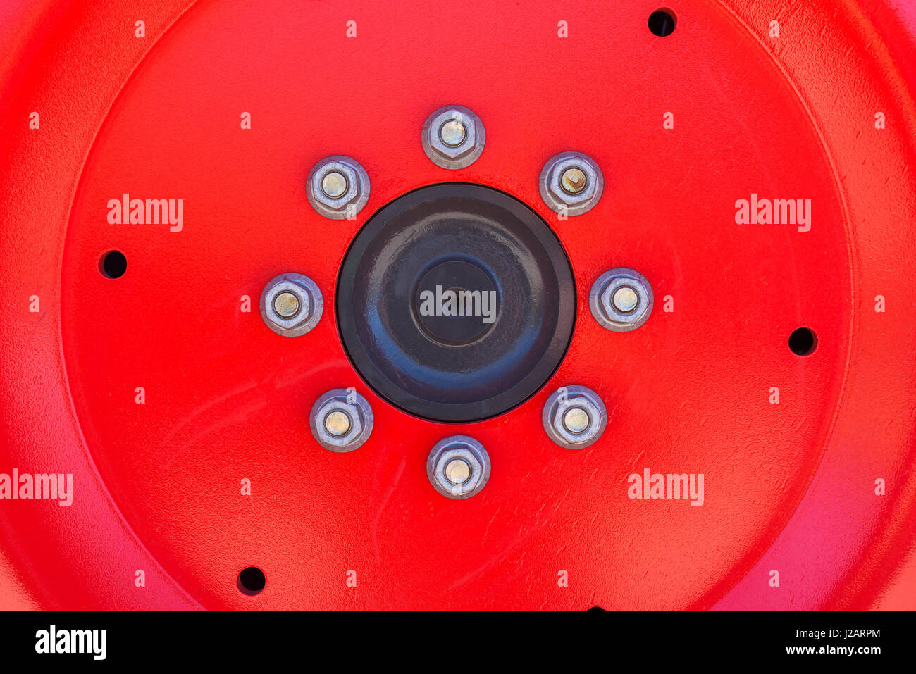 Rotes Rad Nabe abstrakt mit glänzenden Nüssen. Stockfoto